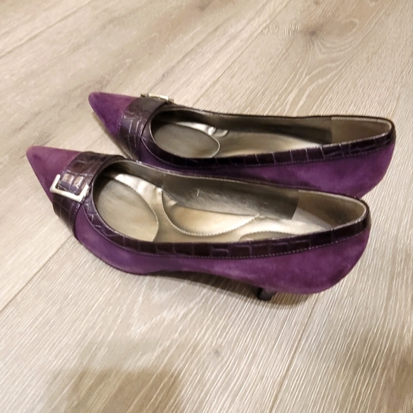 Bandolino | Purple | Suede | Pointed-Toe | Kitten Heels | Size 6.5 M - Picture 4 of 10